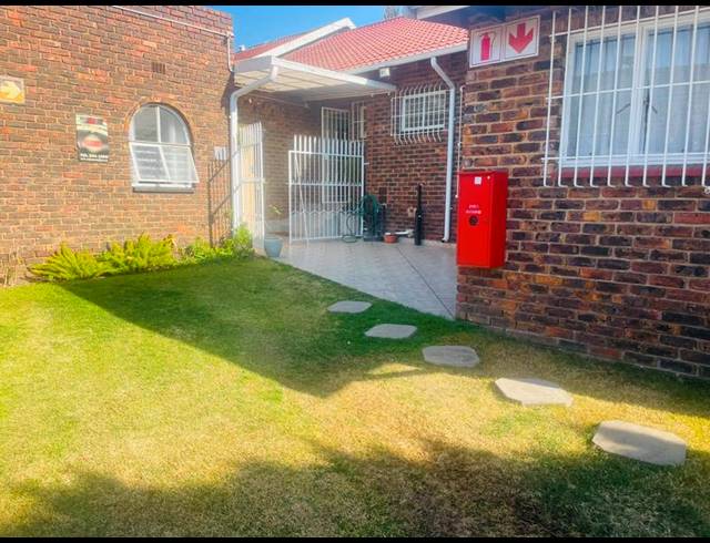 3 BEDROOM TOWNHOUSE FOR SALE IN EDLEEN